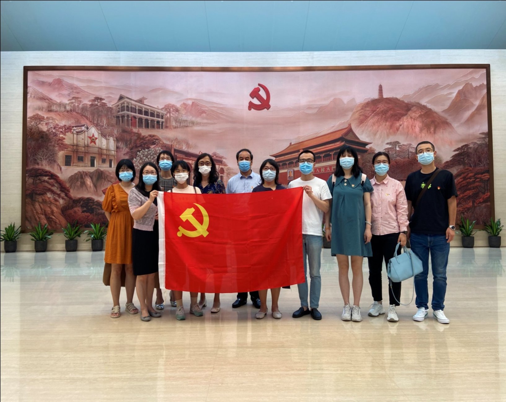 图为现场合影 图为现场合影