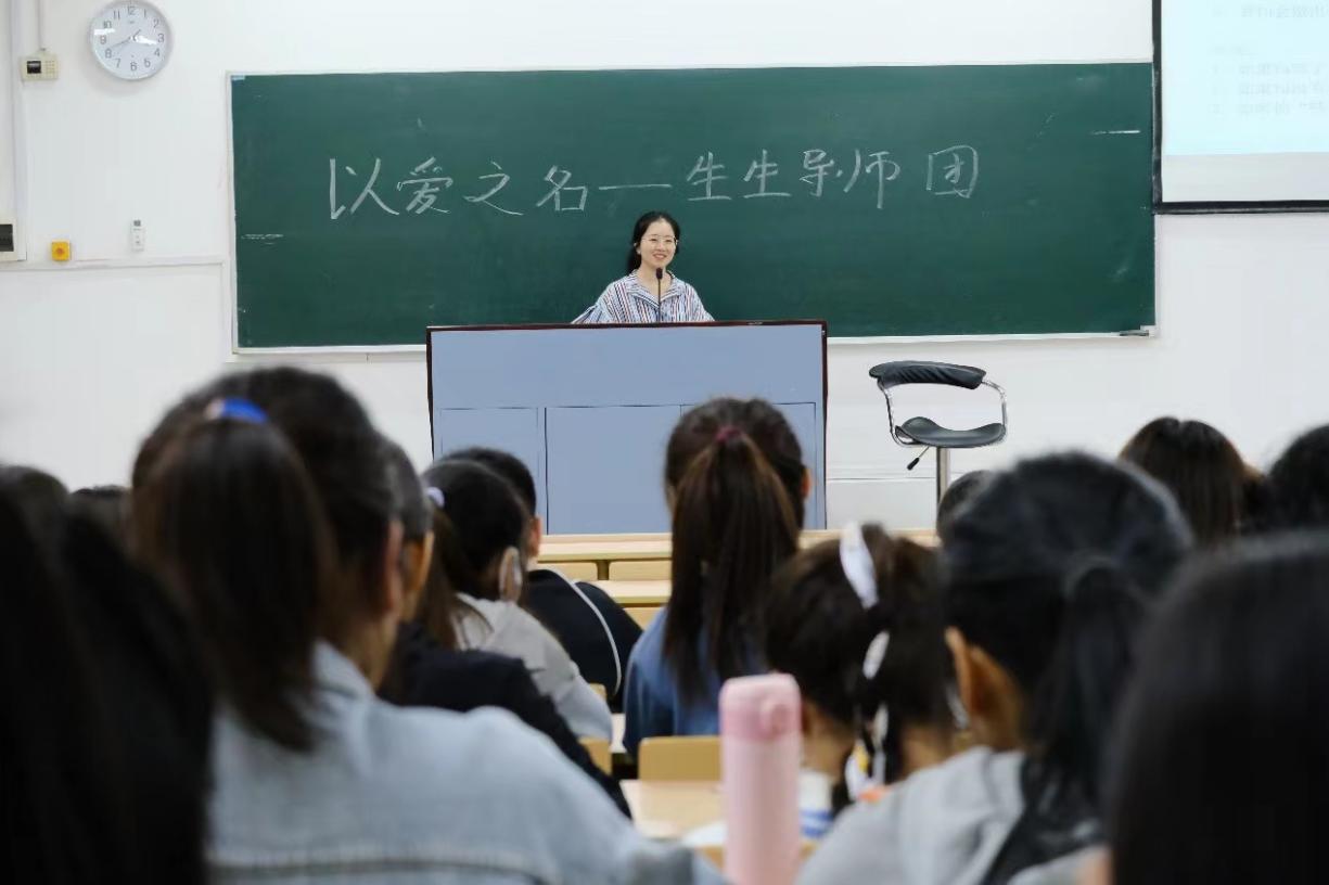 图为讲座现场 图为讲座现场