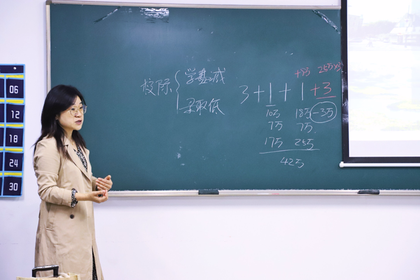 图为解老师对坎特伯雷大学进行讲解