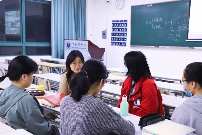 图为解老师对学生咨询讲解