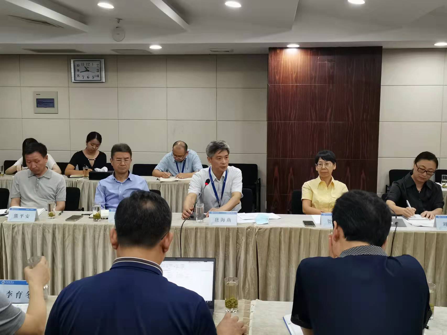 图为唐海燕讲话 图为唐海燕讲话