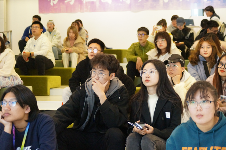 学生社团社长们认真聆听 学生社团社长们认真聆听