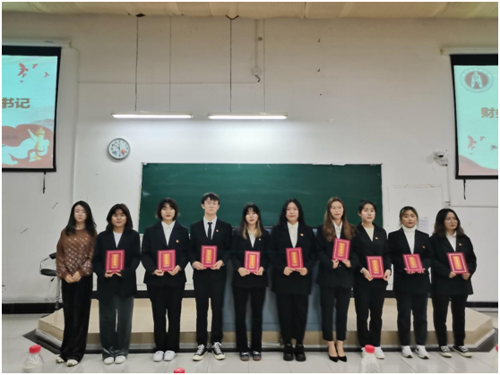 图为“优秀答辩个人”颁奖合影 图为“优秀答辩个人”颁奖合影