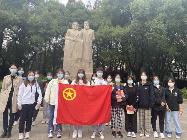 图为在复兴公园马恩雕像合影 图为在复兴公园马恩雕像合影