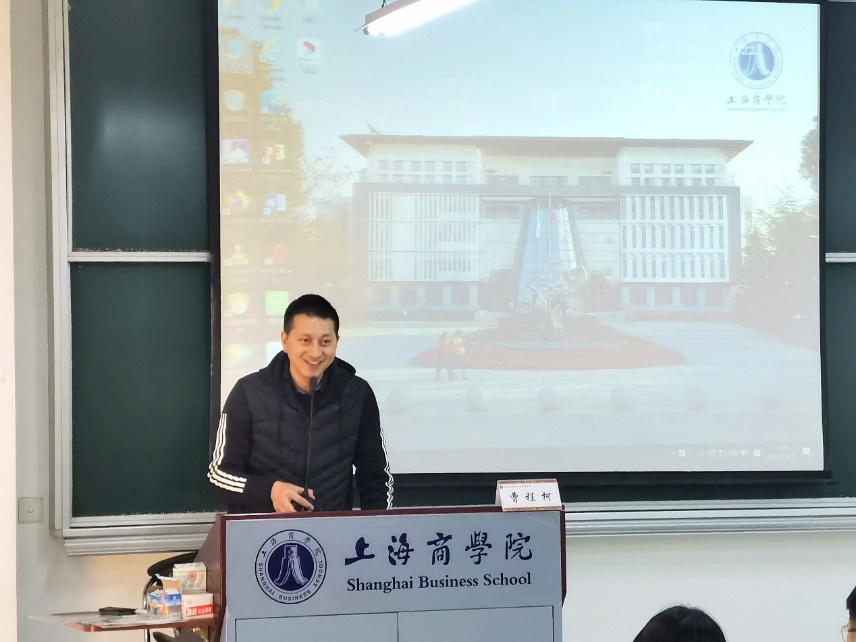 图为曹程柯老师授课