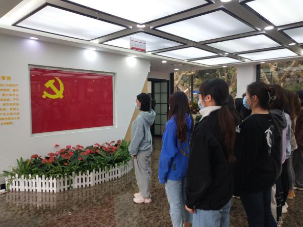 图为在瑞金二路党群服务中心宣誓 图为在瑞金二路党群服务中心宣誓