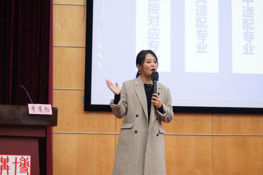 李蓬勃老师给同学做考研指导 李蓬勃老师给同学做考研指导