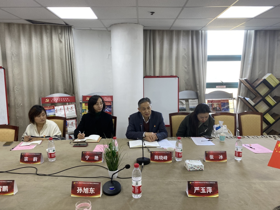 图为校党委副书记陈晓峰讲话 图为校党委副书记陈晓峰讲话