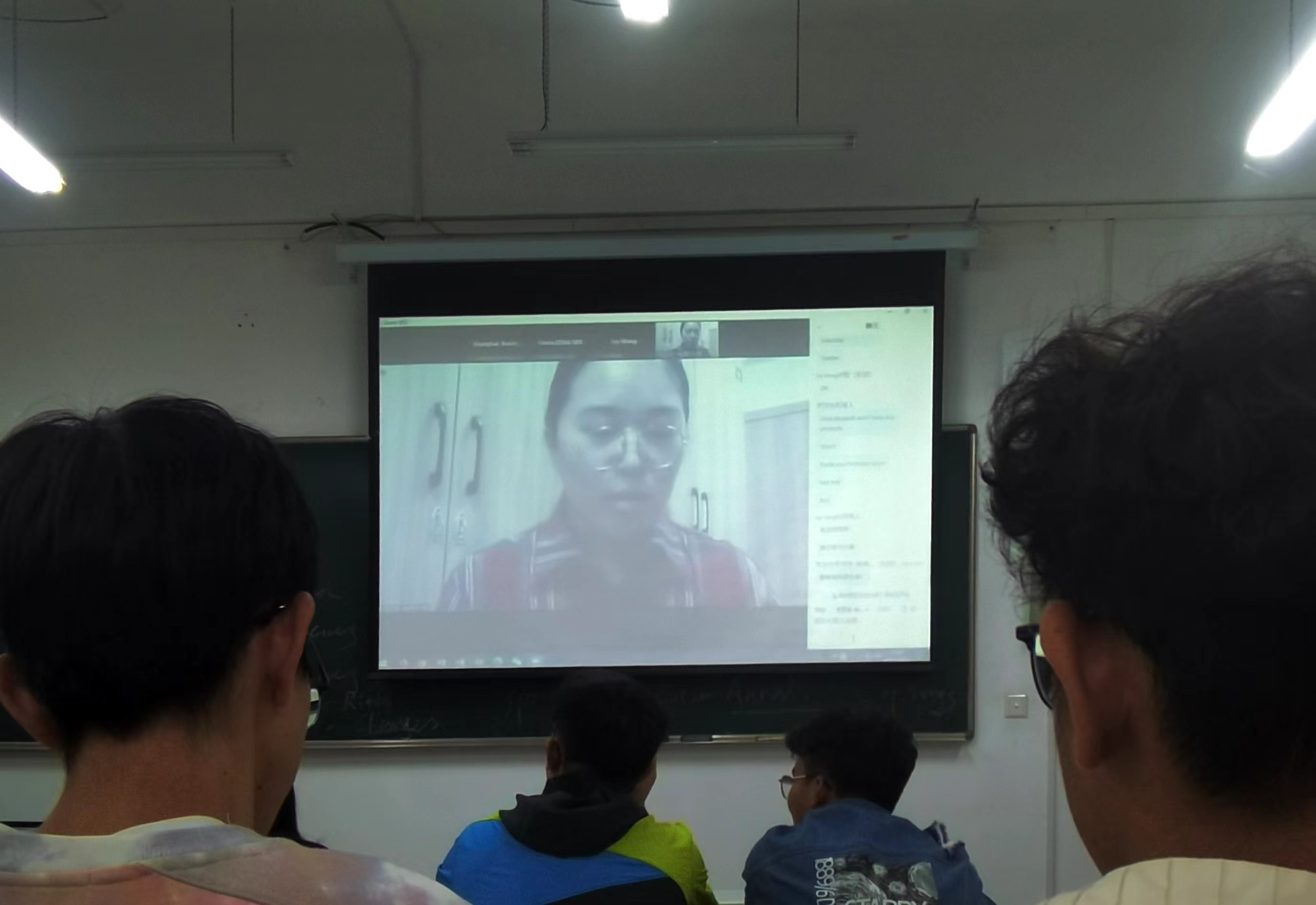 图为大四学姐分享学习心得 图为大四学姐分享学习心得