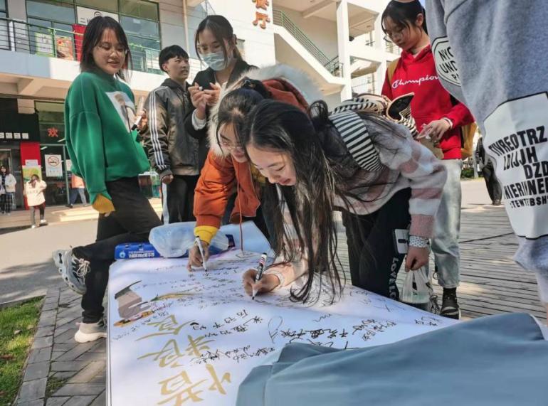 见多识“光”签字接力现场 见多识“光”签字接力现场