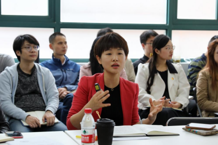 图为许瑛瑛进行党代会精神宣讲