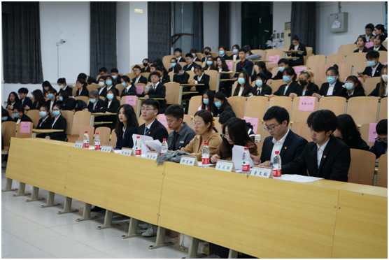 图为评议大会现场 图为评议大会现场