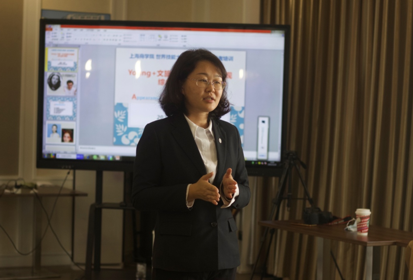 酒店管理专业教师裘亦书开场主持 酒店管理专业教师裘亦书开场主持