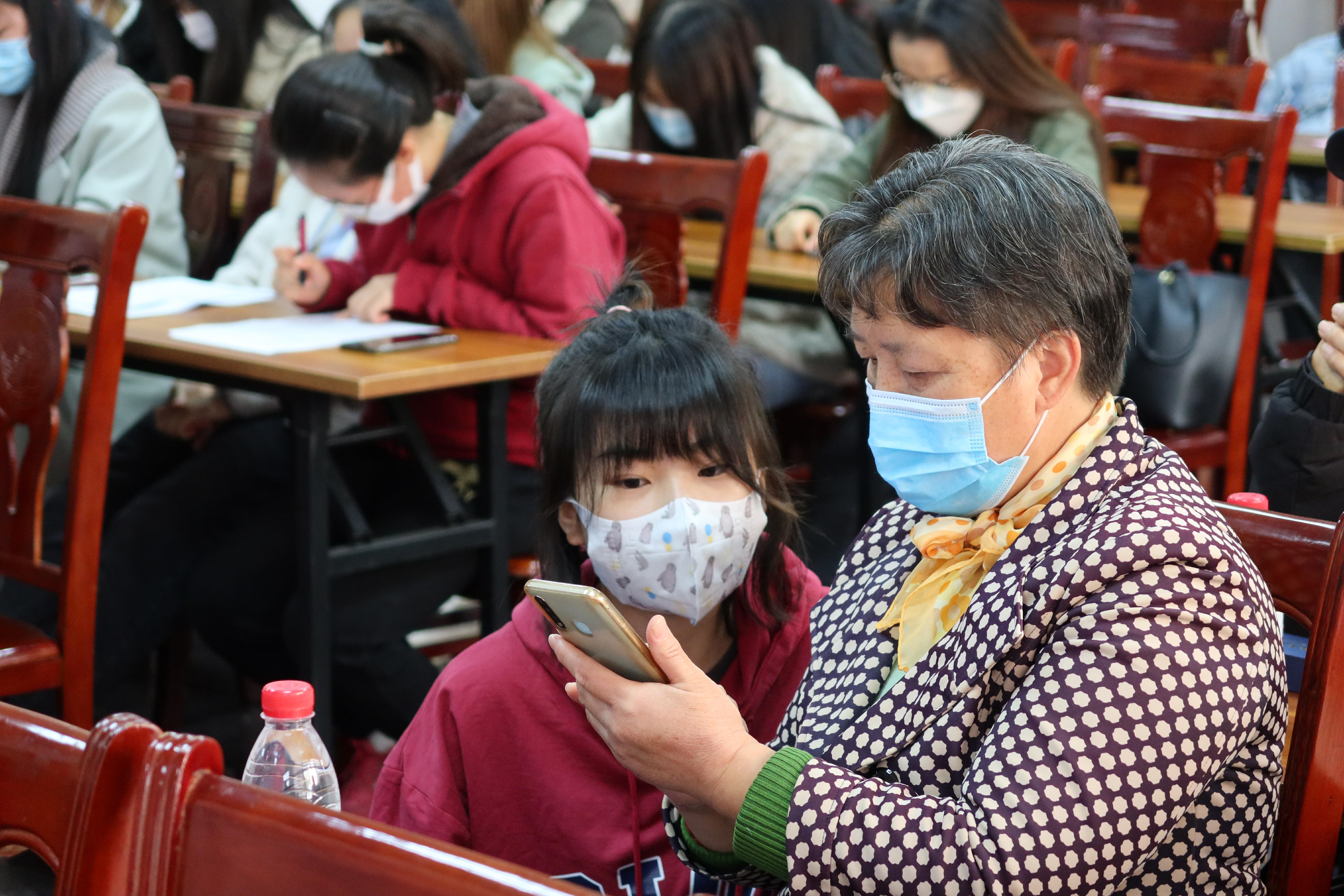 学生帮助居民安装反诈骗APP 学生帮助居民安装反诈骗APP