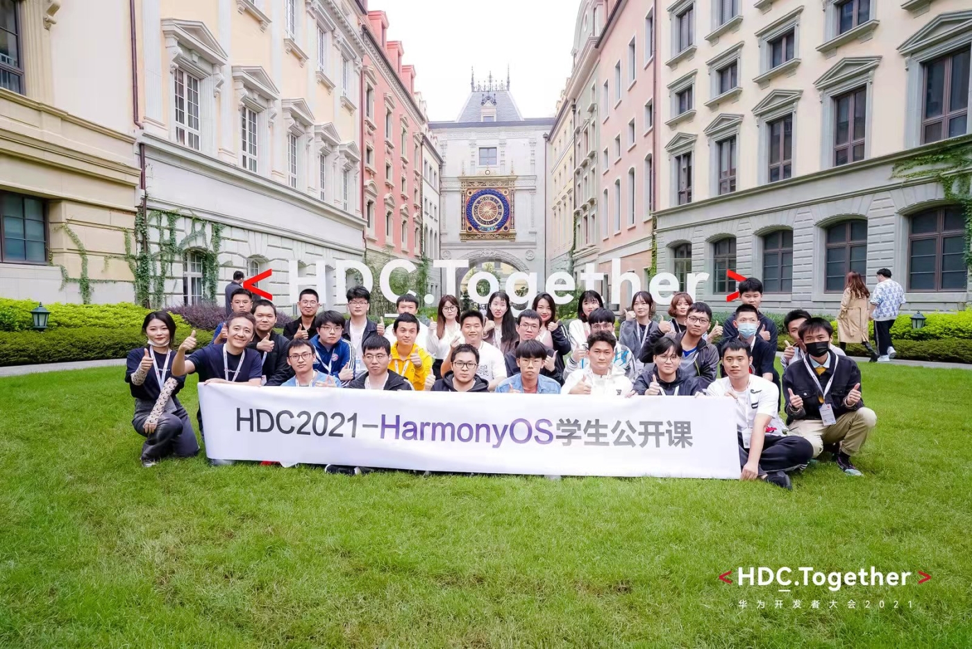 (图为曲卓与华为运营部合影) (图为曲卓与华为运营部合影)