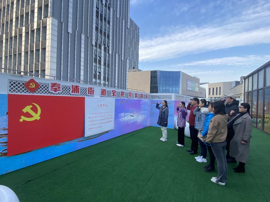 图为与会党员重温入党誓词 图为与会党员重温入党誓词