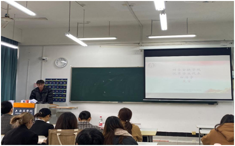 图为学生代表白皓宇分享感悟