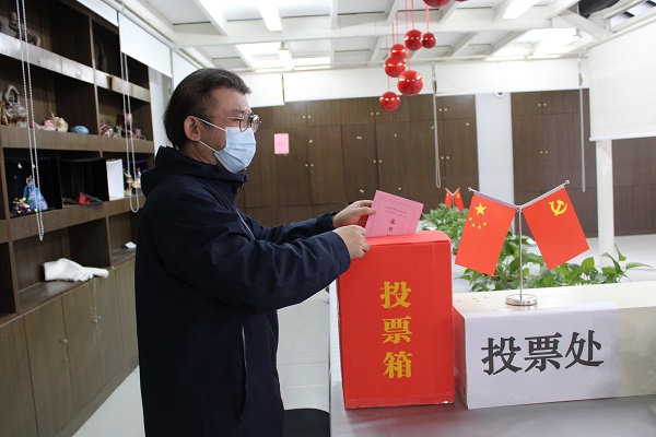 图为奉贤区第130选区（上海商学院奉浦校区）选民在投票
