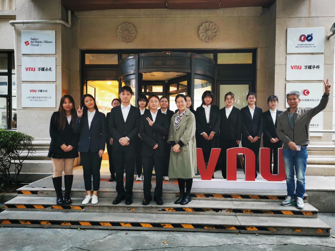 前往万耀企龙接受项目组指导合影 前往万耀企龙接受项目组指导合影