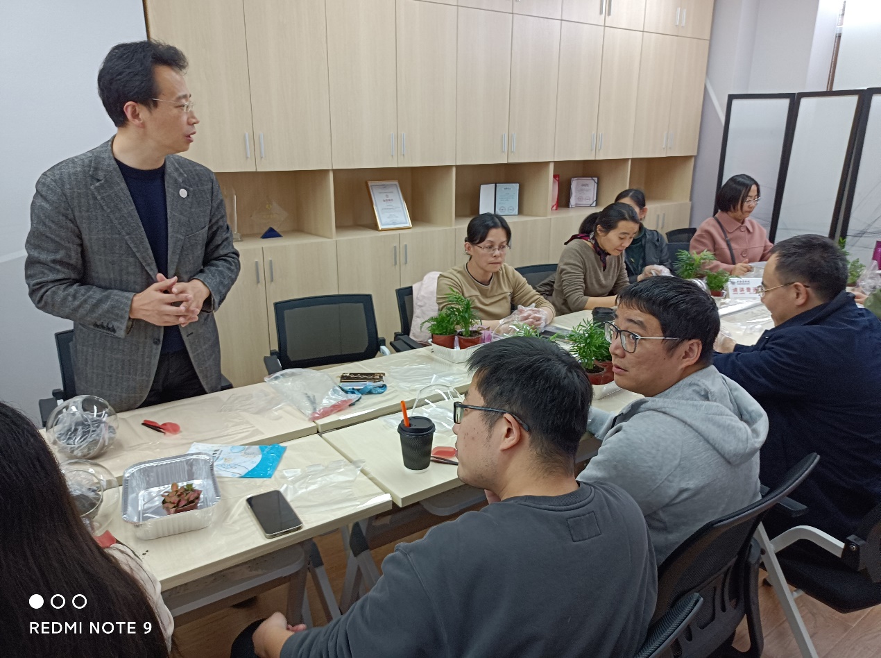 图为结对活动现场 图为结对活动现场