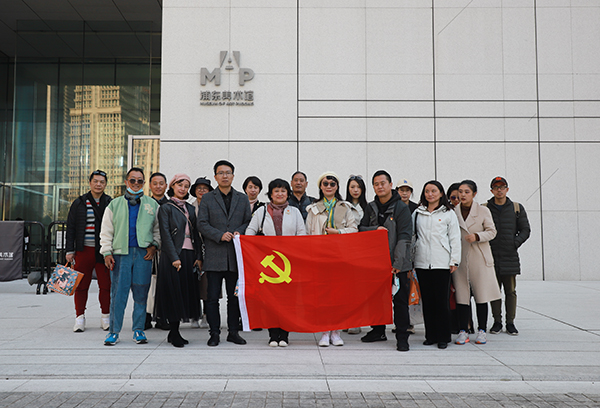 图为党员老师们到浦东美术馆参观 图为党员老师们到浦东美术馆参观