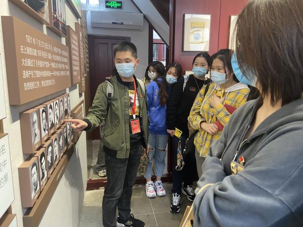 图为在新青年编辑部旧址合影 图为在新青年编辑部旧址合影