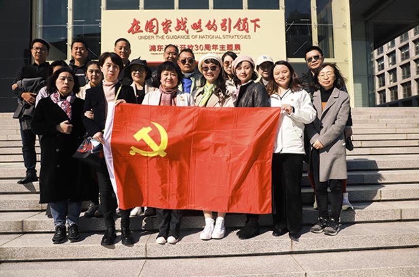 图为党员教师们在浦东展览馆前合影 图为党员教师们在浦东展览馆前合影