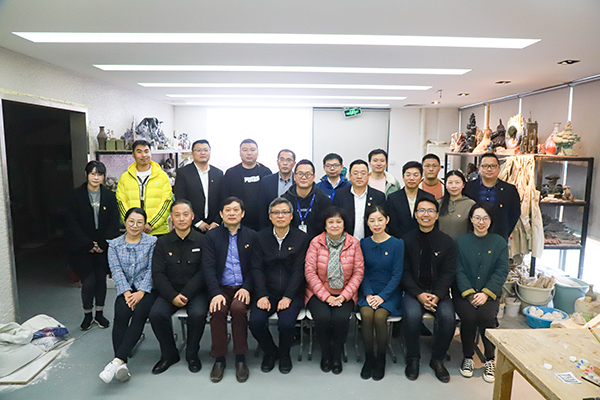 图为参加活动的党员合影 图为参加活动的党员合影