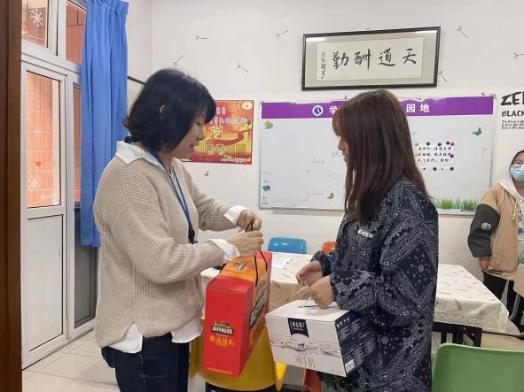 院领导给学生代表分发“送温暖”慰问品 院领导给学生代表分发“送温暖”慰问品