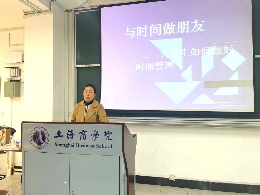 图为沈爱玲老师授课