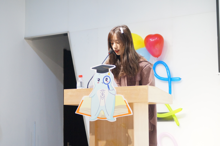 主讲人蔡芯仪在介绍社团相关管理要求 主讲人蔡芯仪在介绍社团相关管理要求