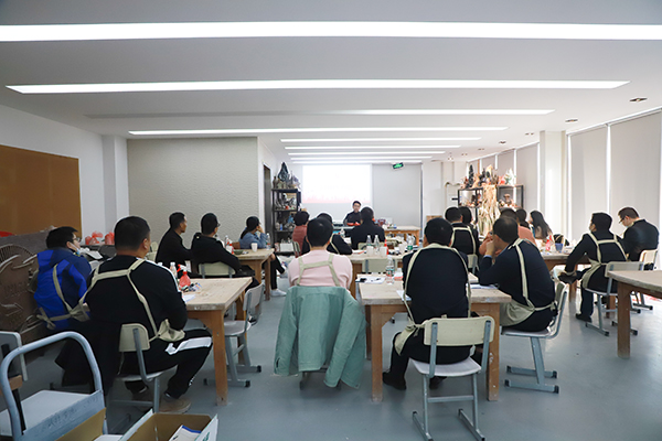 图为党员教师阳明在为大家上党课 图为党员教师阳明在为大家上党课