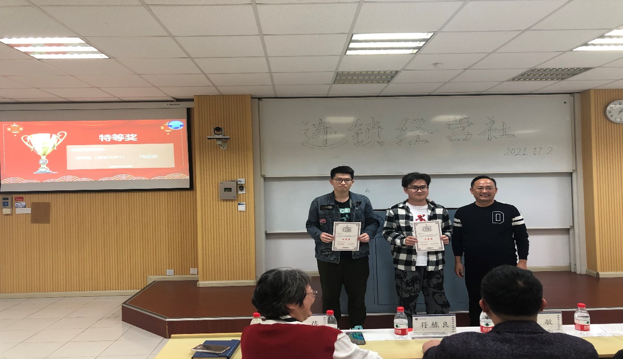 图为特等奖获得者周洋明、马信达与王胜桥院长合照 图为特等奖获得者周洋明、马信达与王胜桥院长合照