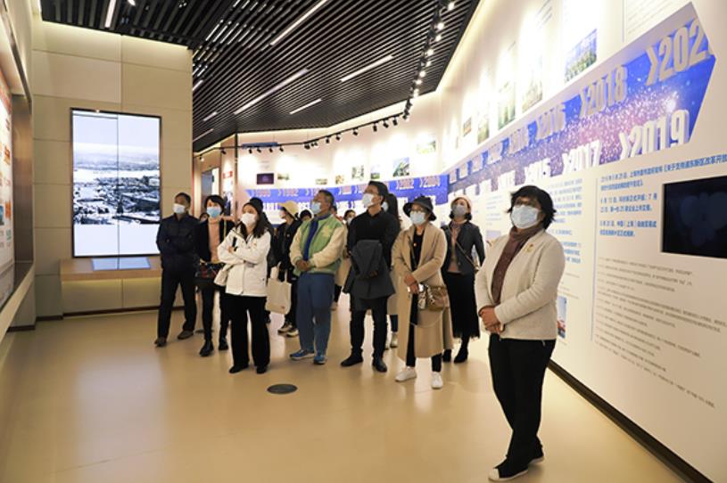 图为党员老师们在参观展览 图为党员老师们在参观展览