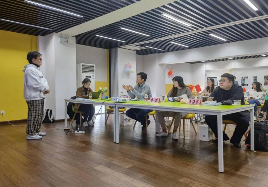 评委与项目答辩学生交流 评委与项目答辩学生交流