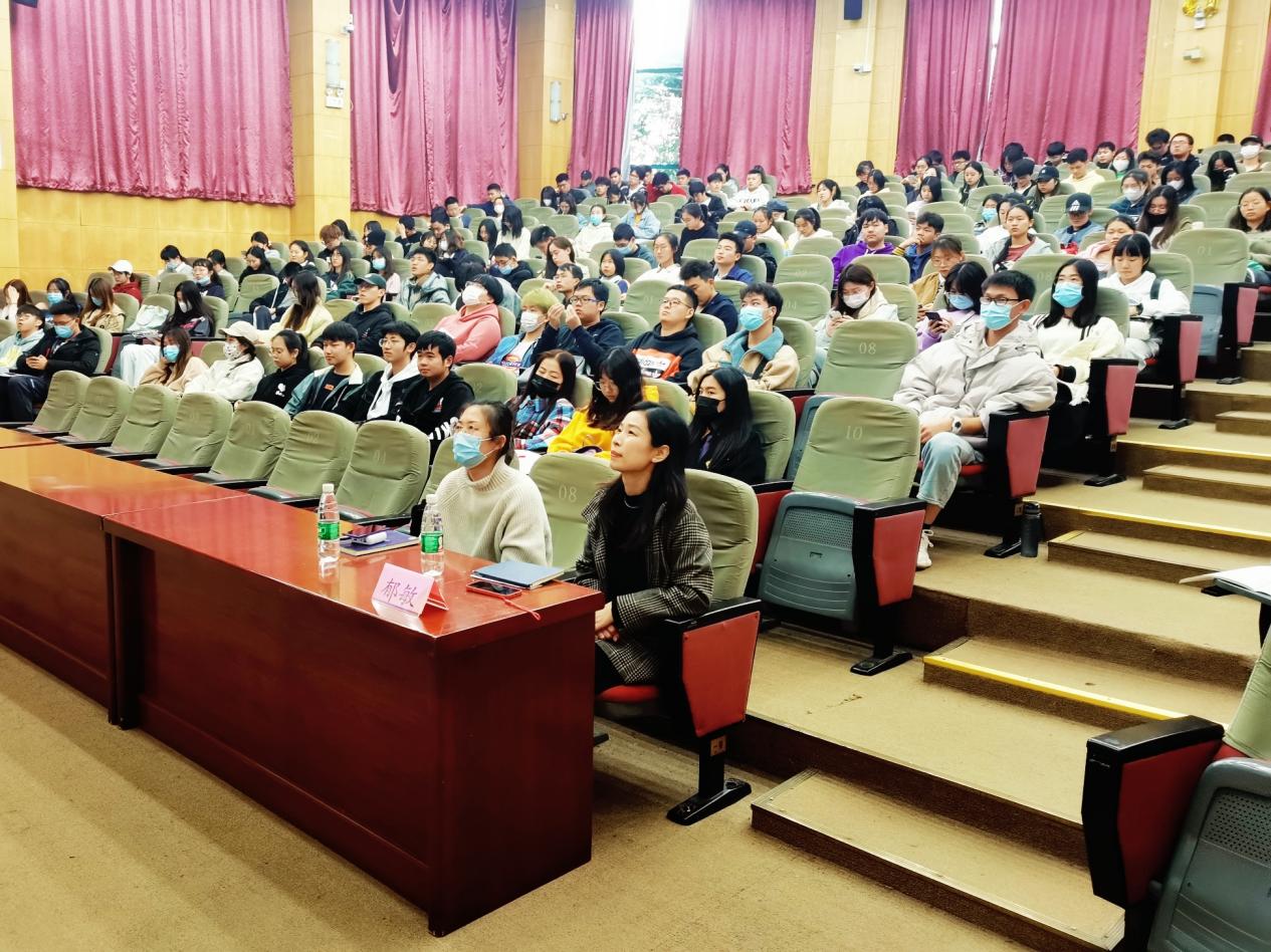 图为讲座现场 图为讲座现场