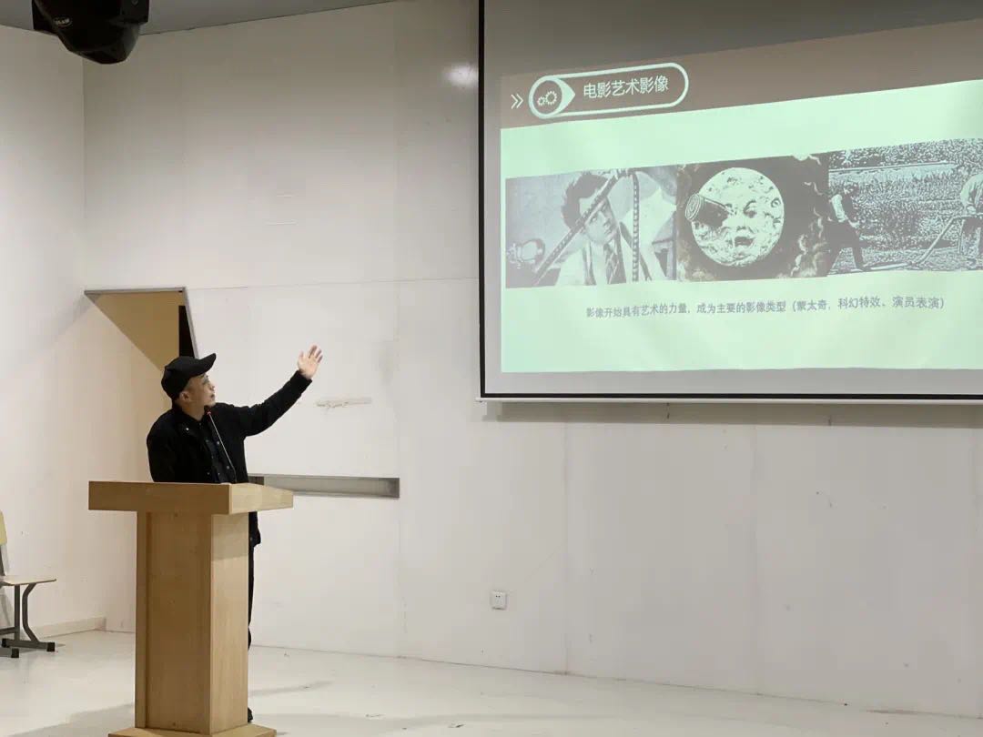 图为王翔宇老师在讲解 图为王翔宇老师在讲解