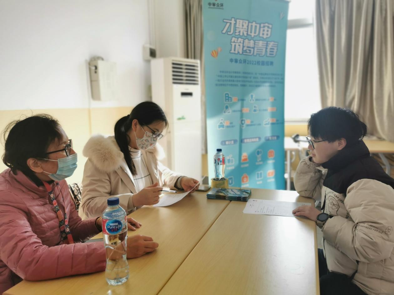 图为招聘会现场 图为招聘会现场