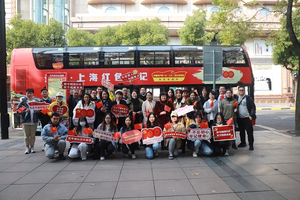 图为党员师生在红色巴士前合影.jpg 图为党员师生在红色巴士前合影.jpg