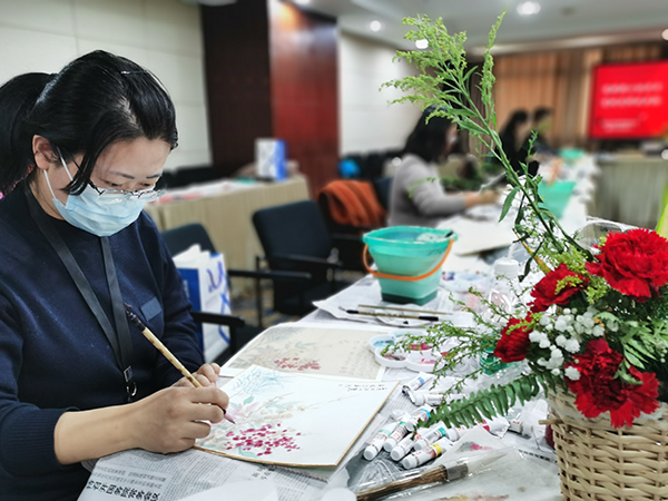 图为党员教师在认真创作 图为党员教师在认真创作