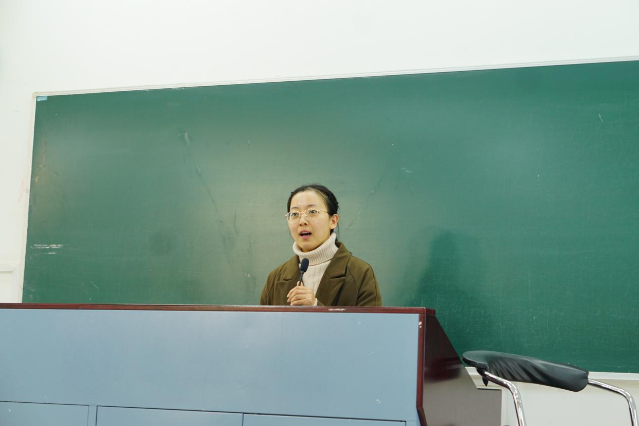 图为朱兰亭给同学们讲解教学经历 图为朱兰亭给同学们讲解教学经历