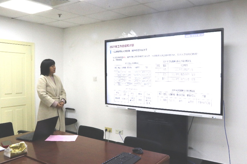 (图为韩冬梅院长作2021年度学院工作报告) (图为韩冬梅院长作2021年度学院工作报告)