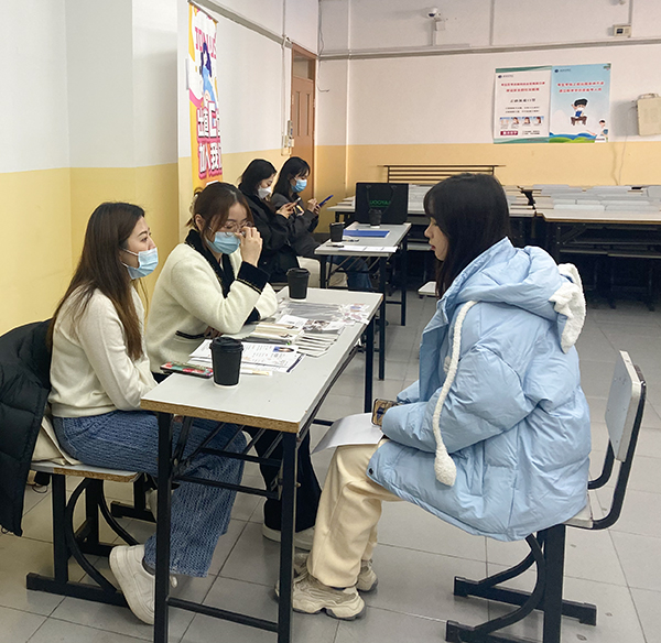 图为招聘会现场 图为招聘会现场