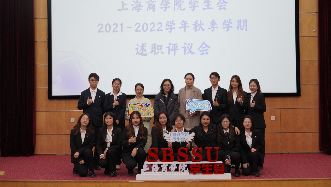 参会嘉宾与校学生会工作人员合影 参会嘉宾与校学生会工作人员合影