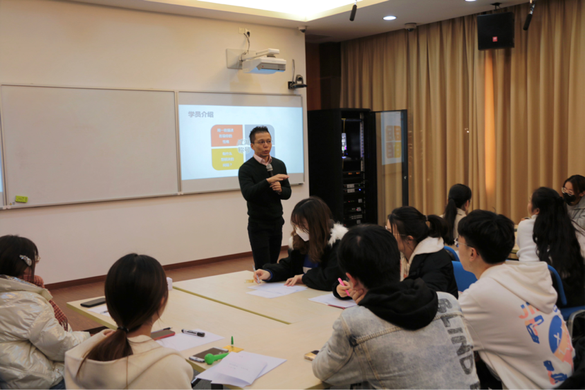 图为陈思杰校友讲课 图为陈思杰校友讲课