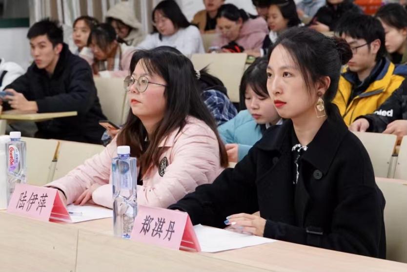 图为出席活动的评委们 图为出席活动的评委们