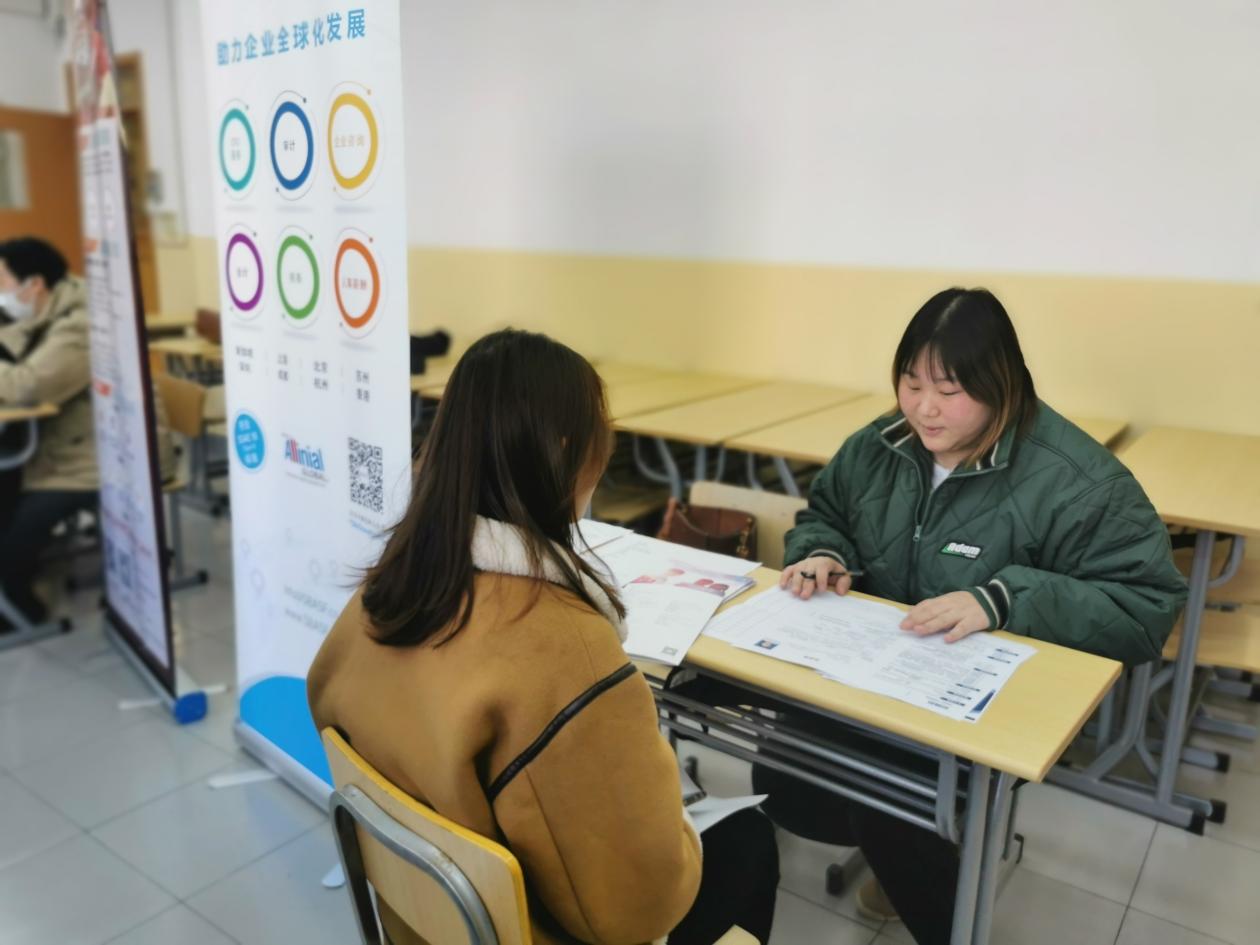 图为招聘会现场 图为招聘会现场