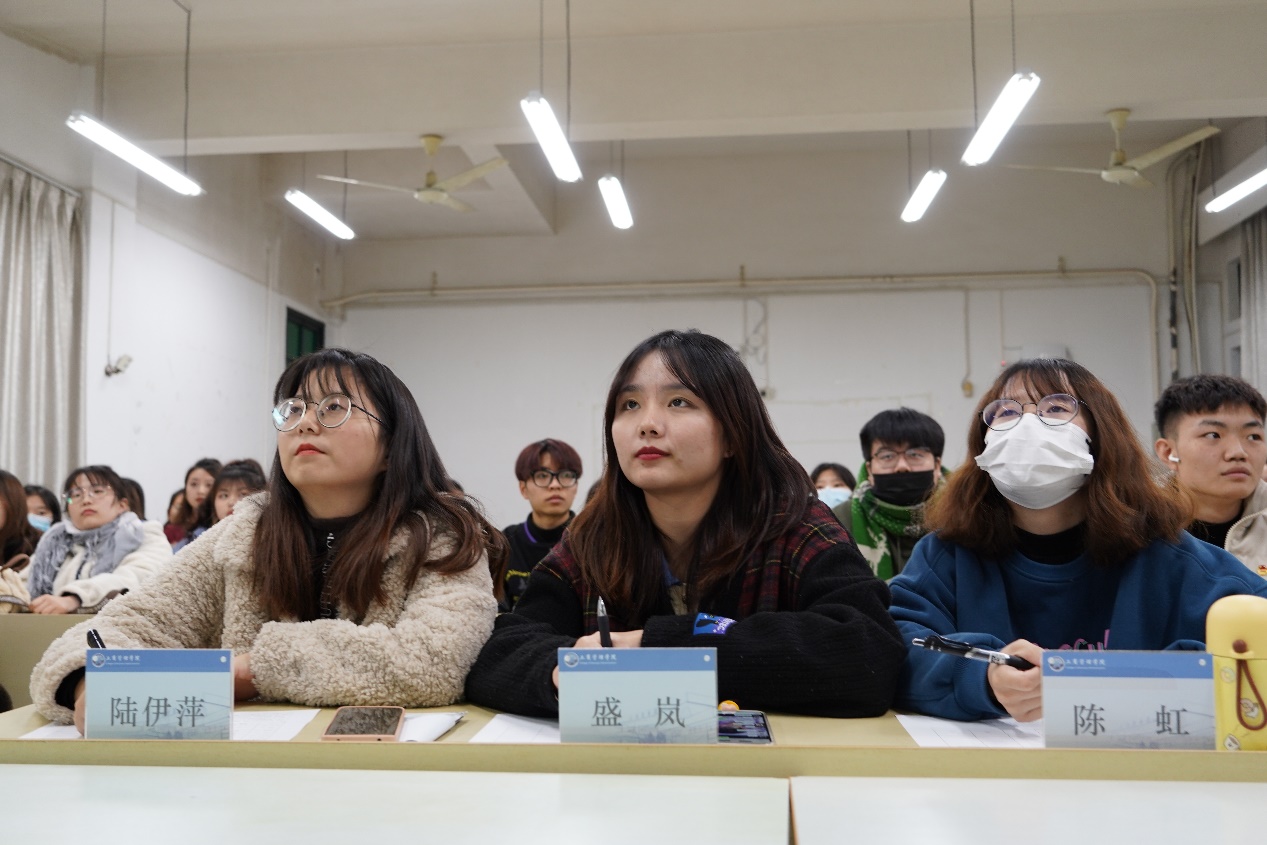 图为评委们在认真观看配音片段 图为评委们在认真观看配音片段