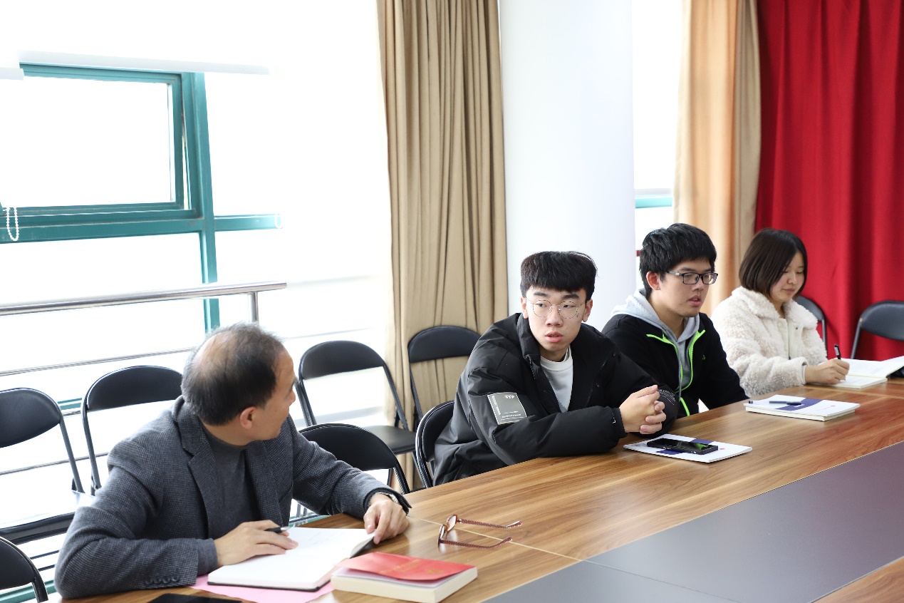 图为入党积极分子与张一飞分享感悟 图为入党积极分子与张一飞分享感悟