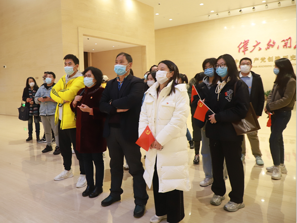 图为党员师生在中共一大纪念馆聆听党史.png 图为党员师生在中共一大纪念馆聆听党史.png